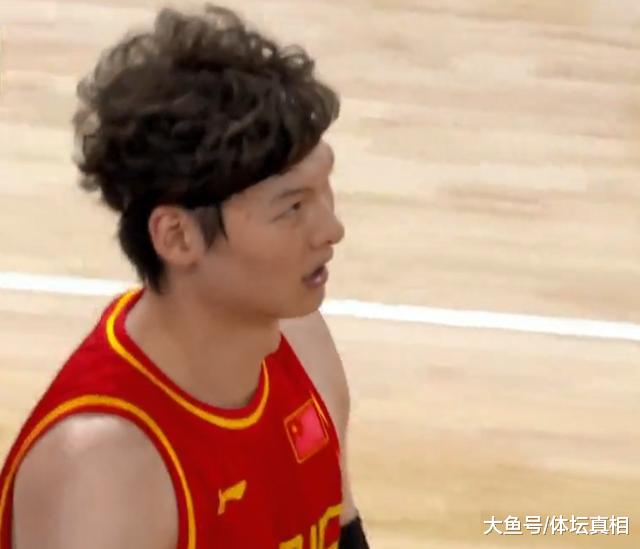 冠军相！中国男篮三节领先美国男篮20分，王哲林21+9统治比赛(1)