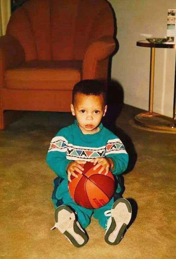 NBA球星的小时候照片，有人从小屌丝，有人呆萌可爱(5)