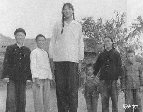 全球最高的女性来自中国，比姚明还高22厘米，后来她怎么样了(1)