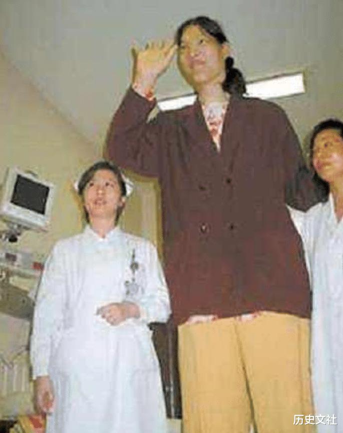 全球最高的女性来自中国，比姚明还高22厘米，后来她怎么样了(3)