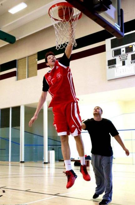 nba前两年中国小将黄 中国17岁篮球小将惊艳NBA训练营(1)