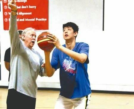 nba前两年中国小将黄 中国17岁篮球小将惊艳NBA训练营(4)