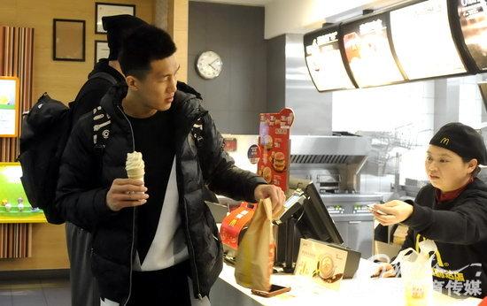 郭艾伦拿啥手机 郭艾伦在机场吃冰激凌调皮可爱(4)