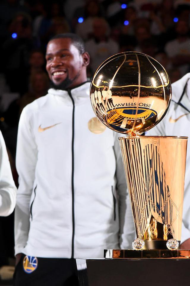 17nba总冠军戒指颁发 17赛季NBA总决赛冠军戒指近赏(13)