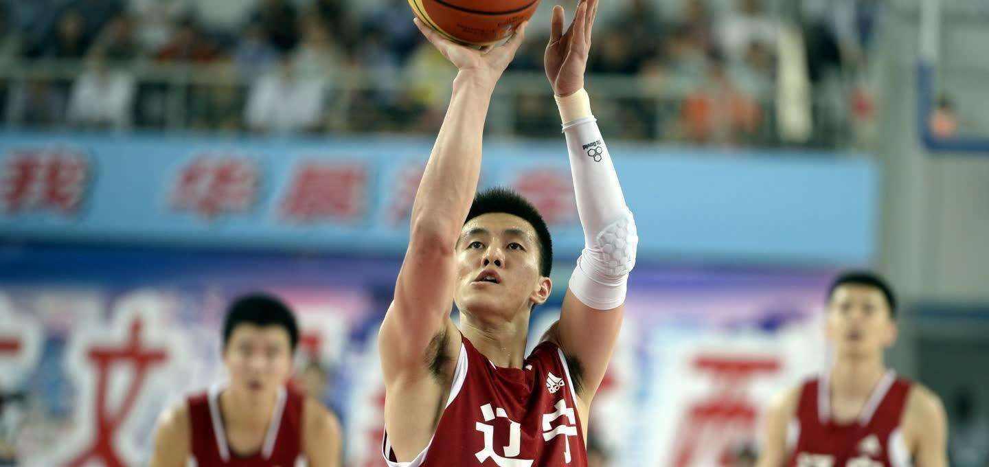 辽篮球迷拍下广东男篮公益的签名球衣，并且提到高诗岩，一起看看(3)