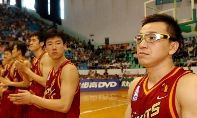 他是中国篮坛最严厉主帅！曾被球员集体投诉，如今被姚明邀请出山(2)