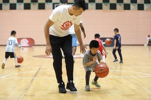 5岁身高1.3米！易建联开始指导儿子学打篮球，这是好事还是坏事？(5)