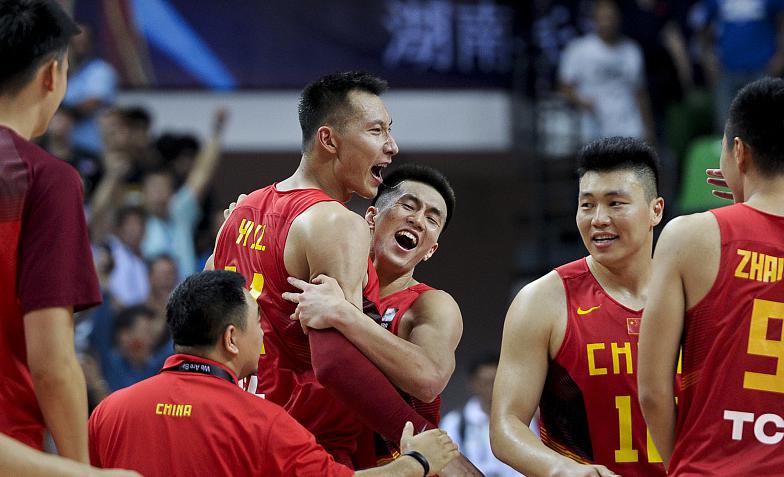 这才是中国篮球篮球一哥！易建联降薪1000万，具有大局观(1)