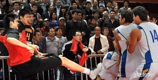 中国男篮打架谁最强？他用组合拳，他用军体拳，他抄起椅子扔出去(2)