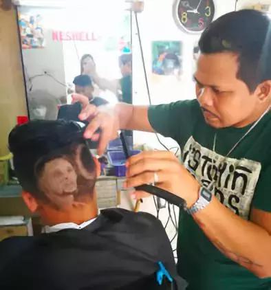 nba菲律宾球员发型 菲律宾有一名神奇的球迷理发师(2)