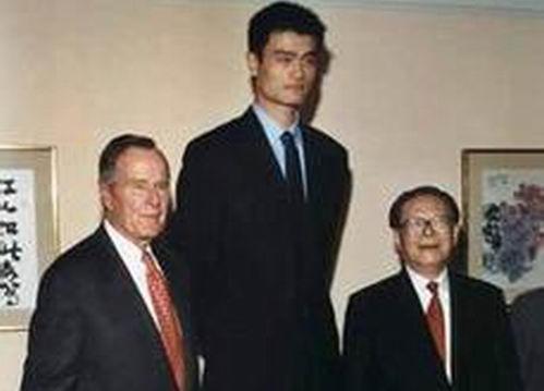 我国男子篮球运动员首先入选nba的选手 史密斯篮球名人堂的中国人(15)