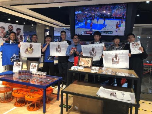 北京nba球星卡店 亲眼见证NBA旗舰店PANINI球星卡到底有多火爆(1)