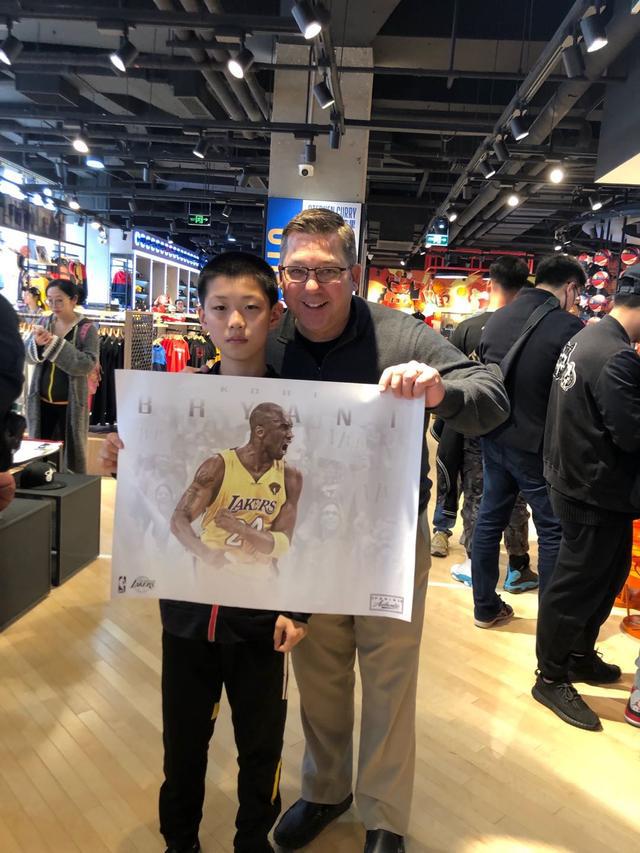 北京nba球星卡店 亲眼见证NBA旗舰店PANINI球星卡到底有多火爆(2)