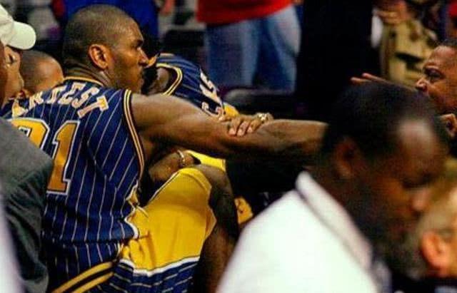 nba球员打球迷惩罚 当NBA球星与球迷发生冲突(6)
