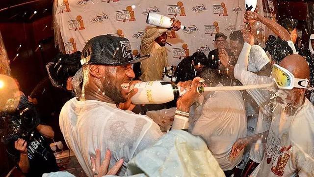 nba总冠军香槟多少钱 每年NBA总冠军喷洒的香槟(5)