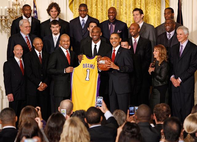 奥巴马同nba公牛队白宫合照 奥巴马将最后一次白宫接见NBA总冠军