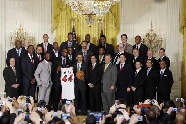 奥巴马同nba公牛队白宫合照 奥巴马将最后一次白宫接见NBA总冠军(3)