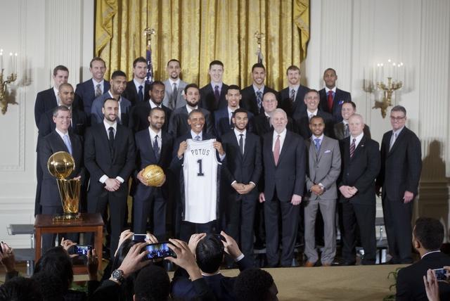 奥巴马同nba公牛队白宫合照 奥巴马将最后一次白宫接见NBA总冠军(4)