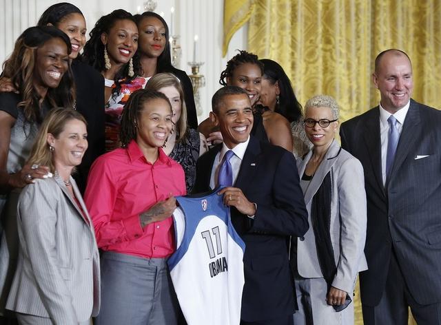 奥巴马同nba公牛队白宫合照 奥巴马将最后一次白宫接见NBA总冠军(6)