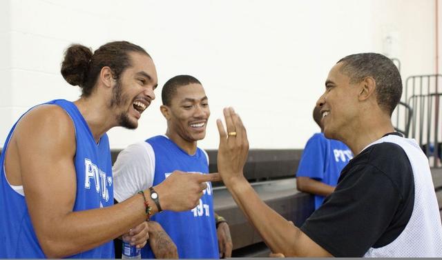 奥巴马同nba公牛队白宫合照 奥巴马将最后一次白宫接见NBA总冠军(8)