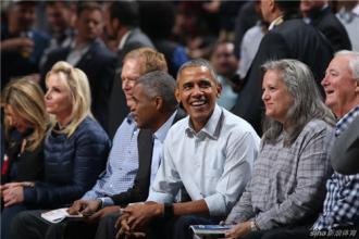 奥巴马同nba公牛队白宫合照 奥巴马将最后一次白宫接见NBA总冠军(12)