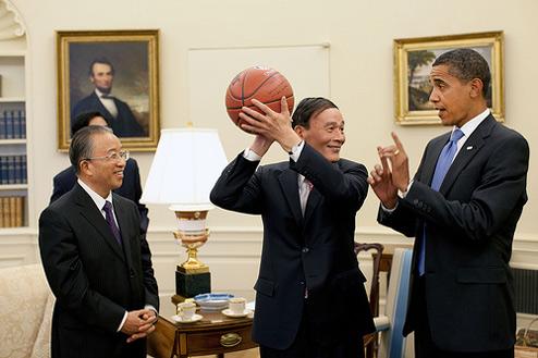 奥巴马同nba公牛队白宫合照 奥巴马将最后一次白宫接见NBA总冠军(17)