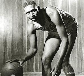 第一位登上nba的黑人 NBA历史上首位登场打球的黑人球员(3)