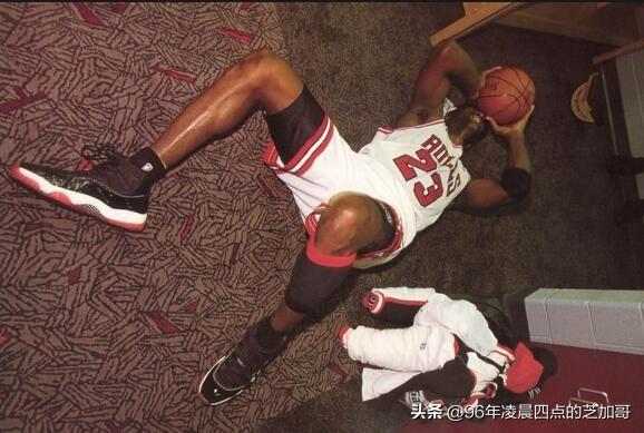 97nba总决赛 1997年NBA总决赛第一场——完美的压哨绝杀(2)