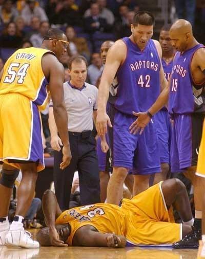 nba史上最恐怖受伤 NBA赛场上那些恐怖受伤时刻(13)