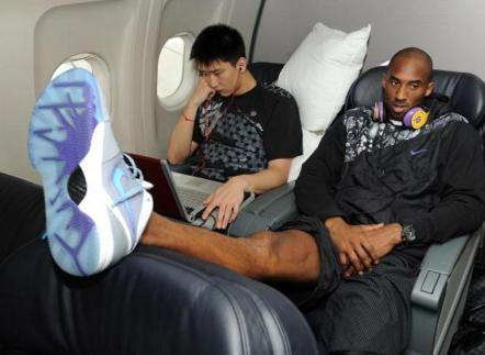 nba球员在飞机上无聊 直击NBA球员在飞机上的活动(2)