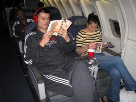 nba球员在飞机上无聊 直击NBA球员在飞机上的活动(3)