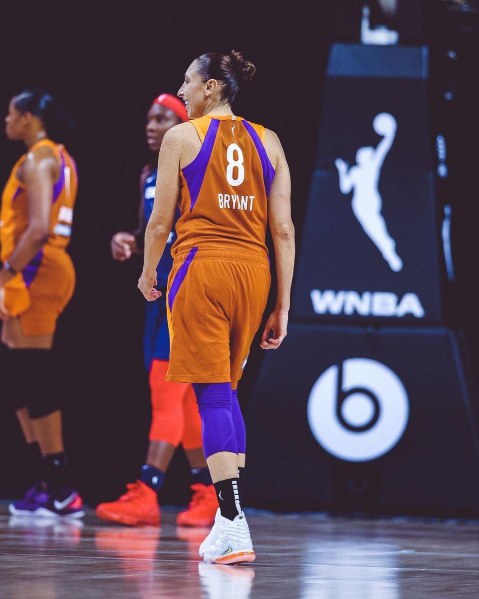 一名WNBA球员在比赛中身穿科比8号球衣全场砍下34分(2)