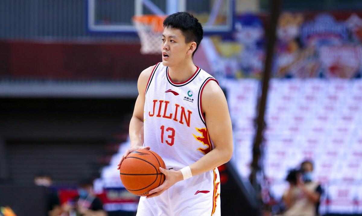 专注突破，能够帮助姜宇星成为中国男篮最强球员之一吗？(4)