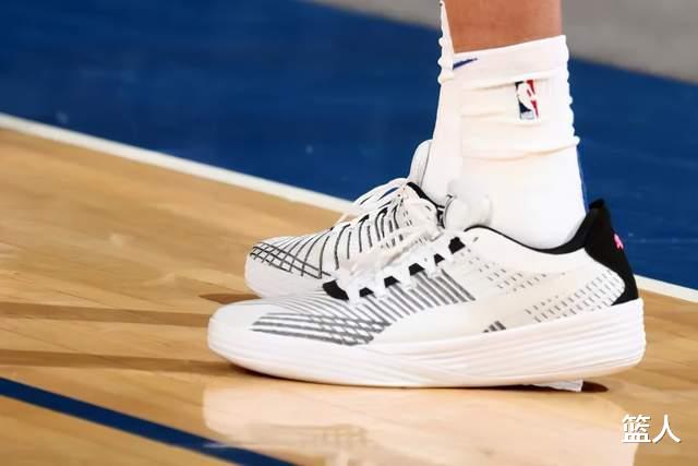 NBA球员上脚：麦科勒姆的闪击7很骚，NB新款篮球鞋来了(1)