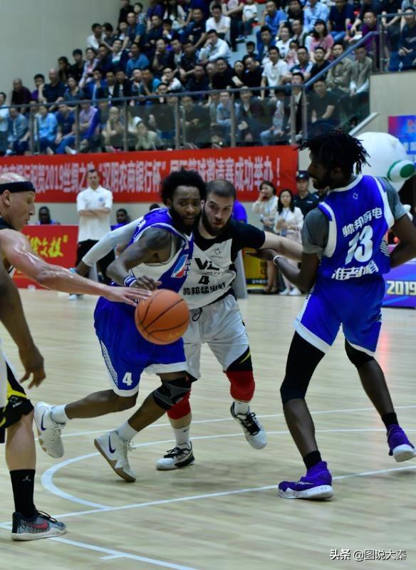 nba佩塞罗 美国NBA发展联盟对意大利佩塞罗篮球队在汉阴县与学生零距离(3)