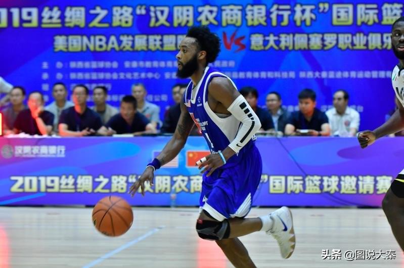nba佩塞罗 美国NBA发展联盟对意大利佩塞罗篮球队在汉阴县与学生零距离(4)