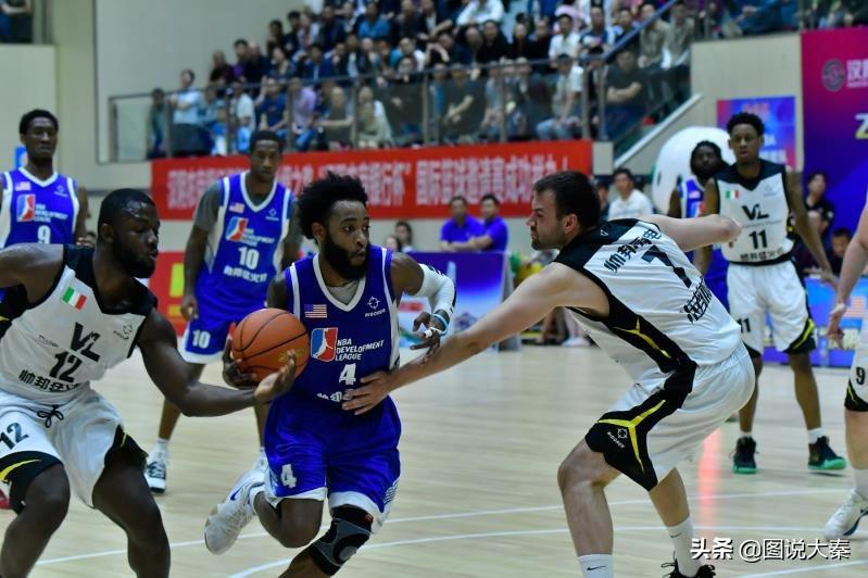 nba佩塞罗 美国NBA发展联盟对意大利佩塞罗篮球队在汉阴县与学生零距离(5)