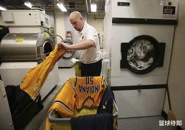 NBA球员的衣服赛后都是怎么处理？洗了再穿还是就穿1次？(3)