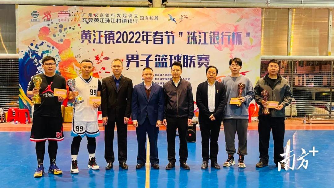 太激烈了！春节男子篮球联赛经过89场角逐，黄江这些队捧回大奖(4)