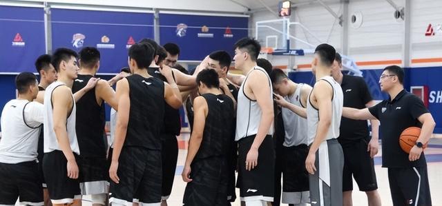 优化阵容！上海男篮6人或将离队，补强1号和5号位，NCAA强援加盟