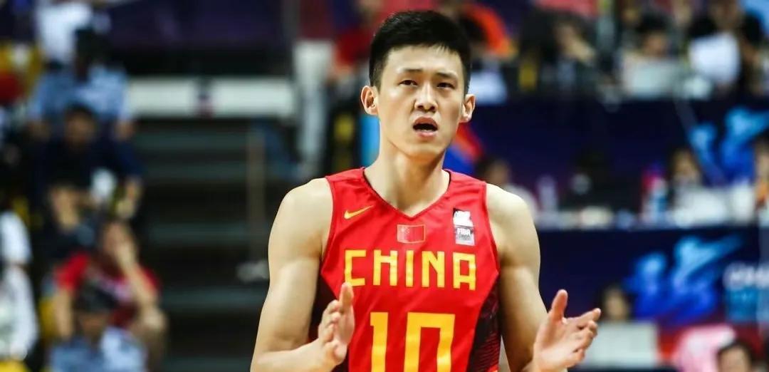 中国男篮大名单存争议！郭艾伦和周琦成领袖！锋线疲软，如何崛起(11)