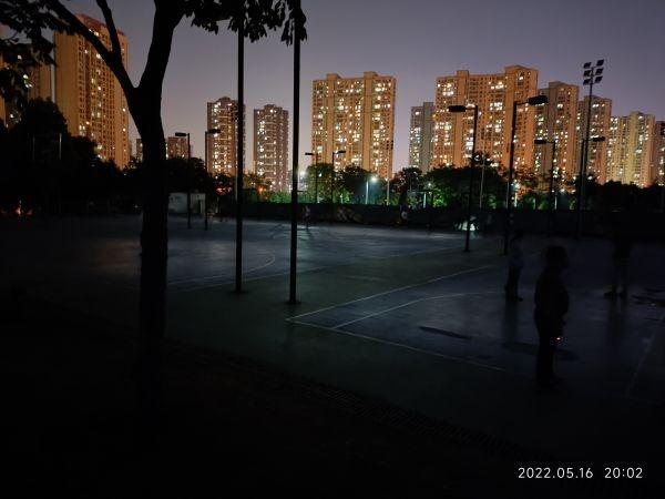 摸黑打球不方便，这个公园露天篮球场何时能亮灯？(1)