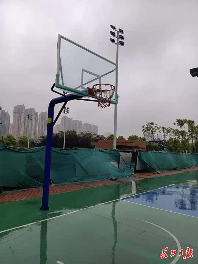 摸黑打球不方便，这个公园露天篮球场何时能亮灯？(2)