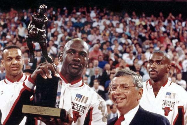 96-97赛季马龙击败乔丹获得常规赛MVP，他打出了怎样的数据表现？(1)