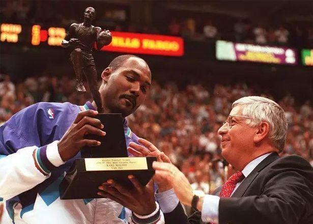 96-97赛季马龙击败乔丹获得常规赛MVP，他打出了怎样的数据表现？(2)