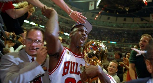 96-97赛季马龙击败乔丹获得常规赛MVP，他打出了怎样的数据表现？(4)