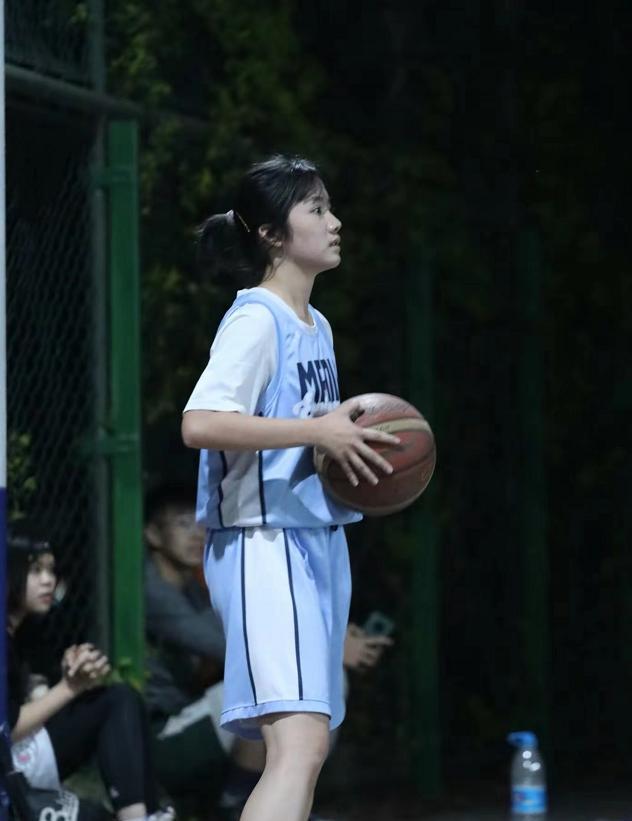 浙传一女生担任篮球裁判员，素颜又美又飒，剑指戳中网友的心巴(14)