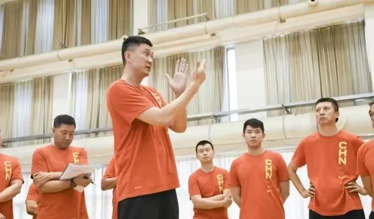 中国男篮抵达澳大利亚，杜锋开动员大会，调整最强组合冲开门红(1)