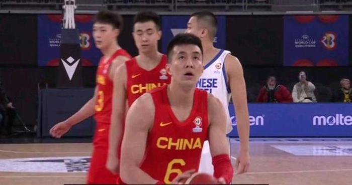 中国男篮大胜36分！周琦17分钟狂轰21分8板，对手小动作太多