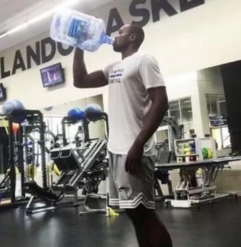 有一种喝水叫“篮球巨人喝水”：姚明喝水上热搜，1人抬桶装水喝(6)